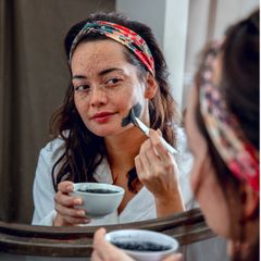 Rituals Mặt nạ than thanh lọc da và tẩy tế bao chết da Mặt Rituals of Namaste Charcoal Wonder Mask