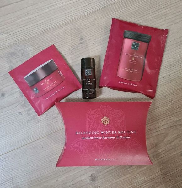 Set tẩy tế bào chết và dưỡng ẩm Rituals Balancing Winter Routine Ayurveda - trial set