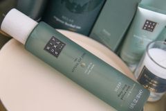 Xịt thơm gối & cơ thể The Rituals JING SLEEP Pillow and body mist 20ml