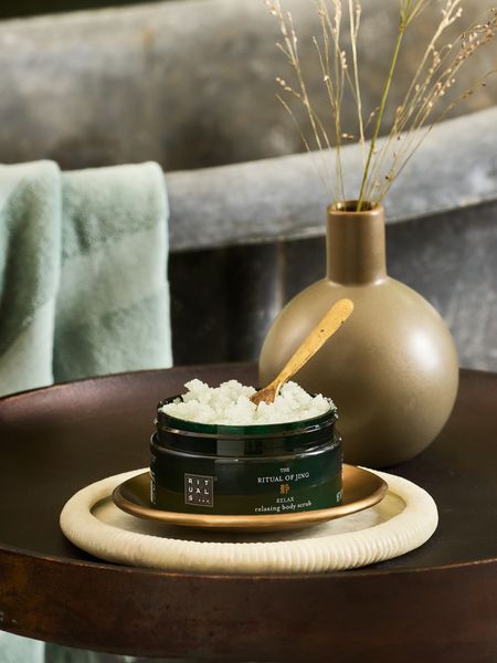 Muối tắm tẩy da chết Rituals Of Jing Relax Body Scrub 300g