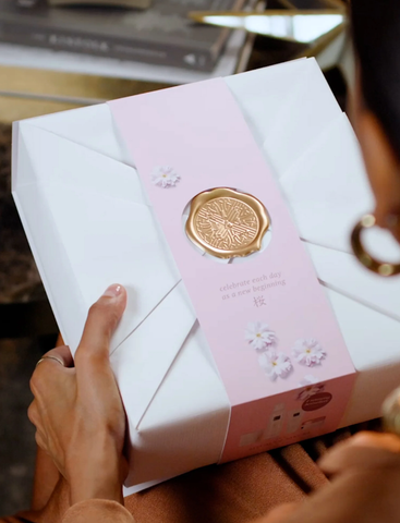 Gift set - bộ quà tặng cao cấp tắm dưỡng thể và Nến thơm The rituals of sakura