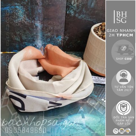 Xả hàng khăn choàng cổ  style du lịch