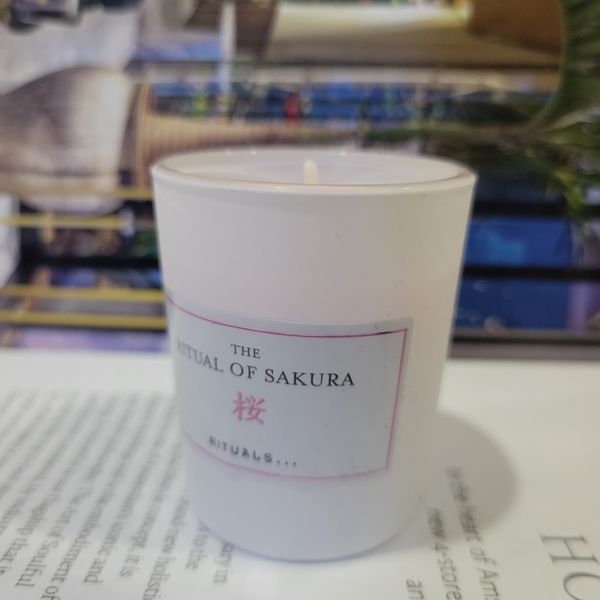 Nến thơm Rituals of Sakura Scented Candle dòng classic 290g