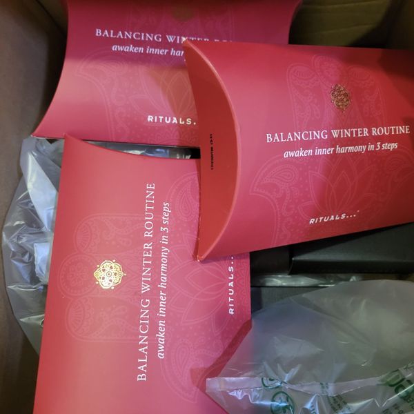 Set tẩy tế bào chết và dưỡng ẩm Rituals Balancing Winter Routine Ayurveda - trial set