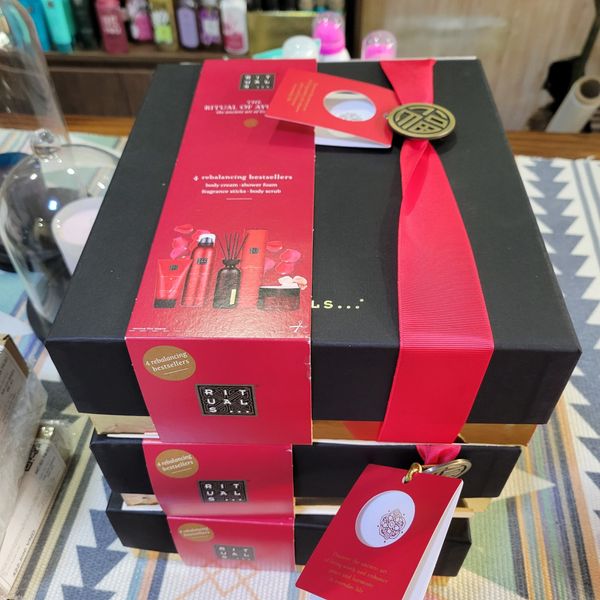 Gift set - bộ quà tặng cao cấp tắm dưỡng thể & Nến thơm The Rituals of Ayurveda size M