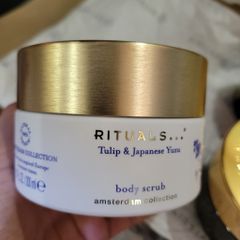 Muối tắm tẩy da chết Rituals Tulip Amsterdam Body Scrub 200g