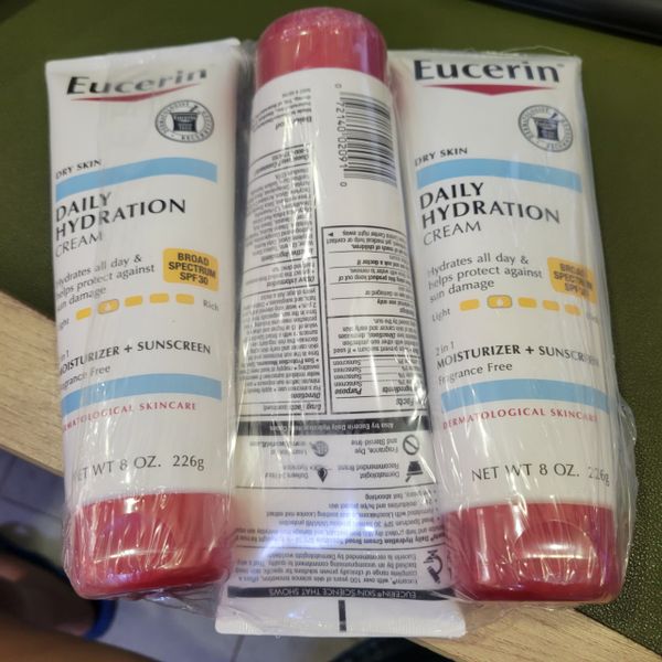 Kem dưỡng ẩm body chống nắng Eucerin Daily Hydration Lotion SPF 15 - 226ml