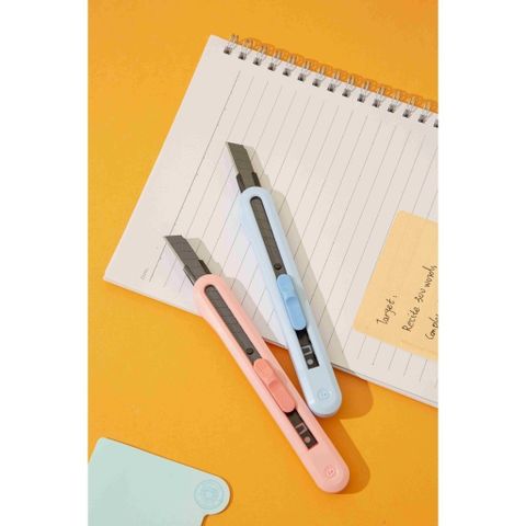 DAO RỌC GIẤY 120mm Deli [Sơn Tùng M-TP Collection] - CD063