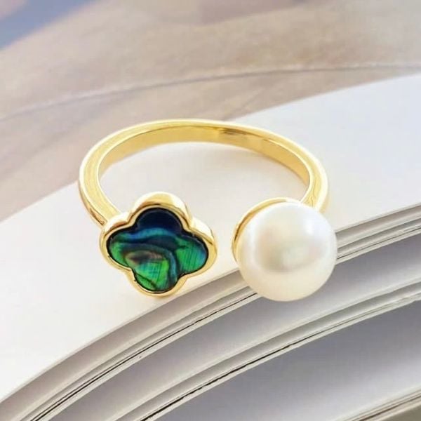 Nhẫn Ngọc Trai Tự Nhiên Mặt Cỏ 4 Lá Xà Cừ Màu Vỏ Bàu Ngư MADAME HIEN PEARLS Freesize NN112