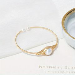 Vòng Tay Còng Cứng Quấn 3 Hạt Ngọc Trai Tự Nhiên Kiểu Dáng Mạnh Mẽ MADAME HIEN PEARLS VTT063V