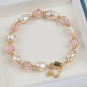 Vòng Đeo Tay Chuỗi Hạt Ngọc Trai Tự Nhiên Phối Cham Dâu Bọc Dây Kim MADAME HIEN PEARLS Cho Nữ VTB072