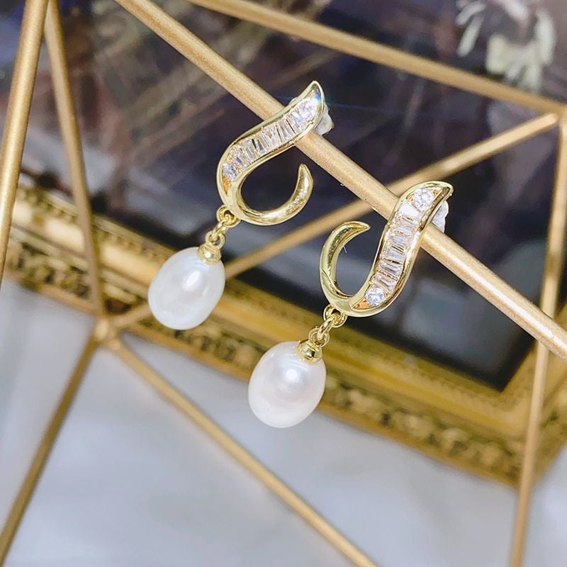 Bông Tai Ngọc Trai Tự Nhiên Tua Rua Ngắn Hạt Gạo Mặt J Đính Đá Quý MADAME HIEN PEARLS Nữ Tính BTG140