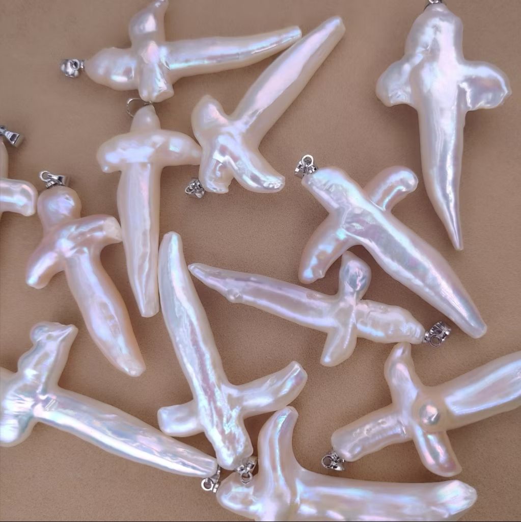 Mặt Dây Chuyền Ngọc Trai Nước Ngọt Hình Chữ Thập Thánh Giá Baroque Tự Nhiên MADAME HIEN PEARL MB011
