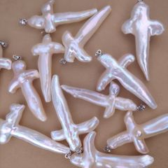 Mặt Dây Chuyền Ngọc Trai Nước Ngọt Hình Chữ Thập Thánh Giá Baroque Tự Nhiên MADAME HIEN PEARL MB011