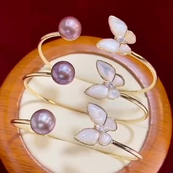 Vòng Tay MADAME HIEN PEARLS Titan 18K Còng Đính Hạt trai Nước Ngọt Tự Nhiên Hình Bướm Sang Trọng VTT011