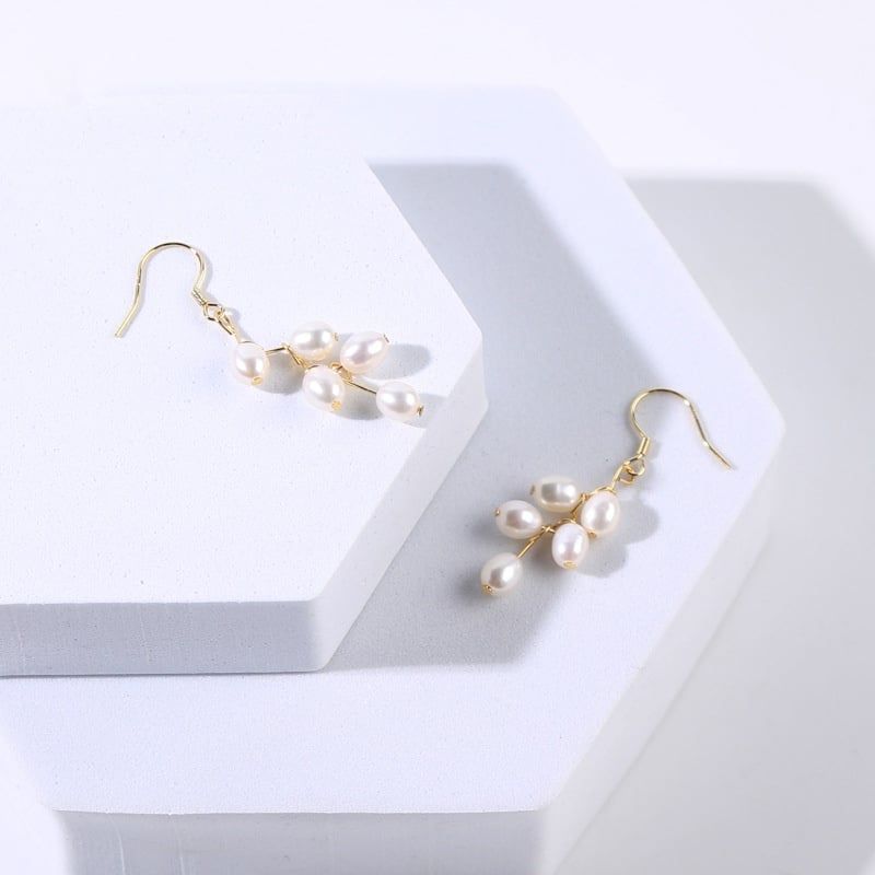 Bông Tai MADAME HIEN PEARLS Bạc 925 Mạ Đính Ngọc Trai Tua Rua Hình Hạt Gạo BTG019