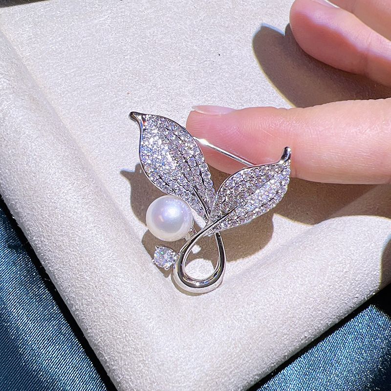 Trâm Cài Áo MADAME HIEN PEARLS Ghim Cài Hình Hai Chiếc Lá Đính Đá Quý và Hạt Trai PKC005