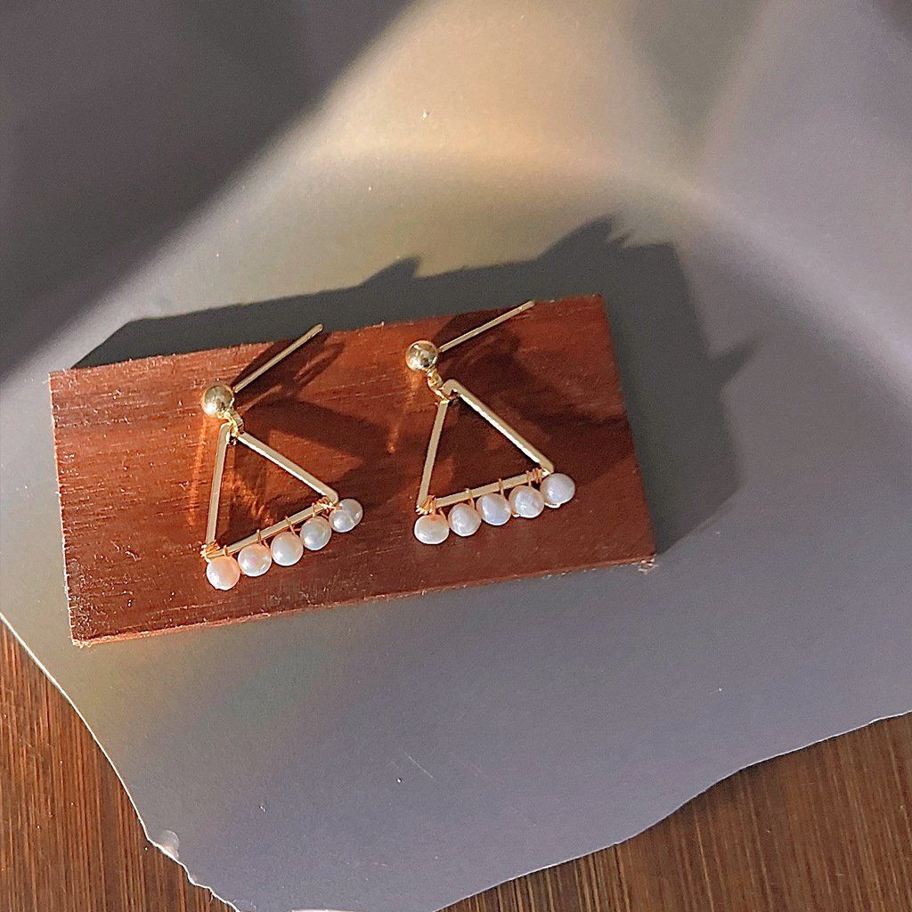 Bông Tai Hình Học Tam Giác Đính Ngọc Trai MADAME HIEN PEARLS Sang Trọng Phong Cách Châu Âu BTT021