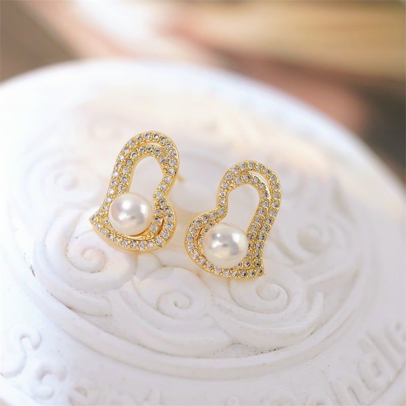 Bông Tai Ngọc Trai Tự Nhiên Trái Tim Cong Lượn Điệu Đà Viền Đá Quý MADAME HIEN PEARLS Cho Nữ BTN242
