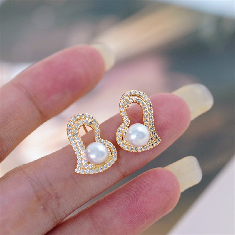 Bông Tai Ngọc Trai Tự Nhiên Trái Tim Cong Lượn Điệu Đà Viền Đá Quý MADAME HIEN PEARLS Cho Nữ BTN242
