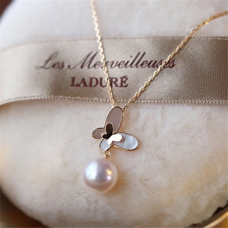 Vòng cổ Bướm Hai Lớp Cánh Mạ Vàng Dày Mặt Bướm Ngọc Trai Nước Ngọt MADAME HIEN PEARL Tươi Tắn Tự Nhiên MN015