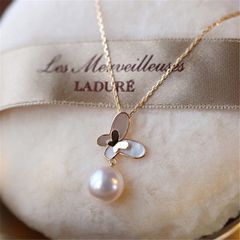 Vòng cổ Bướm Hai Lớp Cánh Mạ Vàng Dày Mặt Bướm Ngọc Trai Nước Ngọt MADAME HIEN PEARL Tươi Tắn Tự Nhiên MN015
