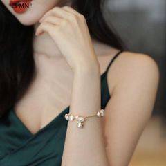 Vòng Tay Hạt Trai Tự Nhiên MADAME HIEN PEARLS Charm Mèo Phong Cách Baroque cá tính đáng yêu VTB005M