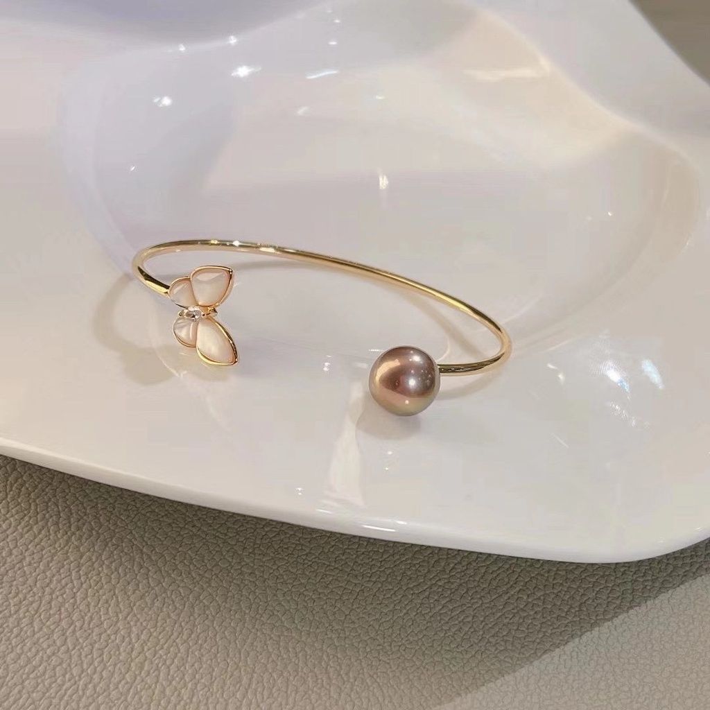 Vòng Tay MADAME HIEN PEARLS Titan 18K Còng Đính Hạt trai Nước Ngọt Tự Nhiên Hình Bướm Sang Trọng VTT011