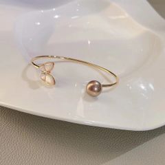 Vòng Tay MADAME HIEN PEARLS Titan 18K Còng Đính Hạt trai Nước Ngọt Tự Nhiên Hình Bướm Sang Trọng VTT011