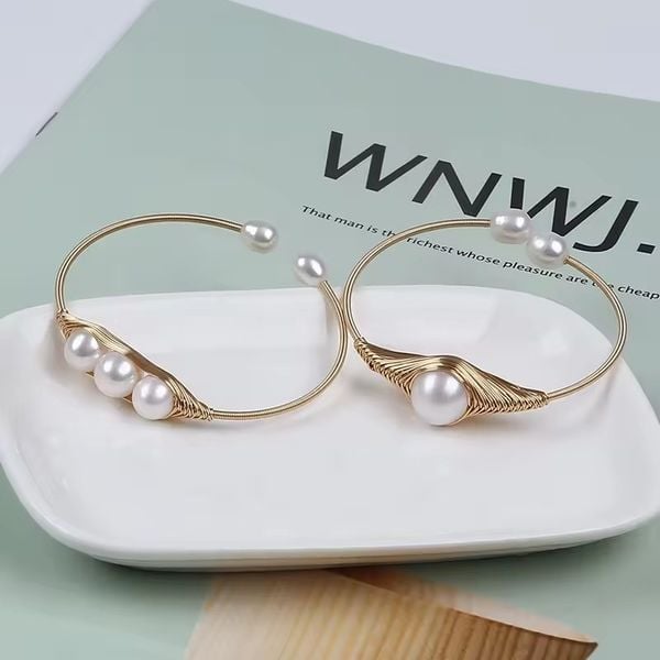 Vòng Tay Còng Cứng Quấn 3 Hạt Ngọc Trai Tự Nhiên Kiểu Dáng Mạnh Mẽ MADAME HIEN PEARLS VTT063V