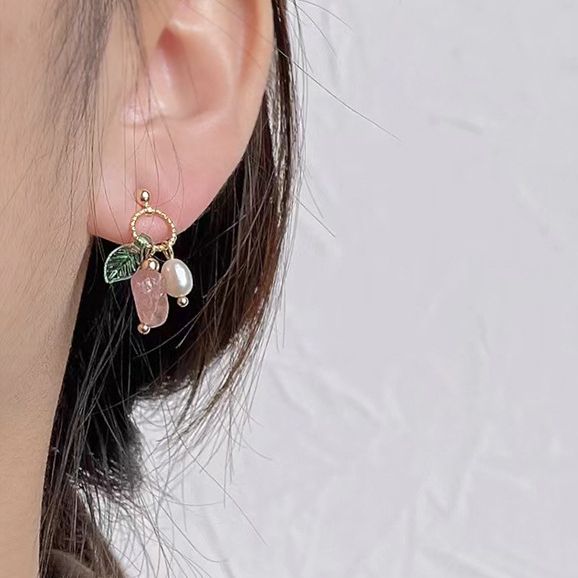 Bông Tai Mạ Bạc 925 MADAME HIEN PEARLS Hình Trái Dâu Đính Ngọc Trai Xinh Xắn BTG009