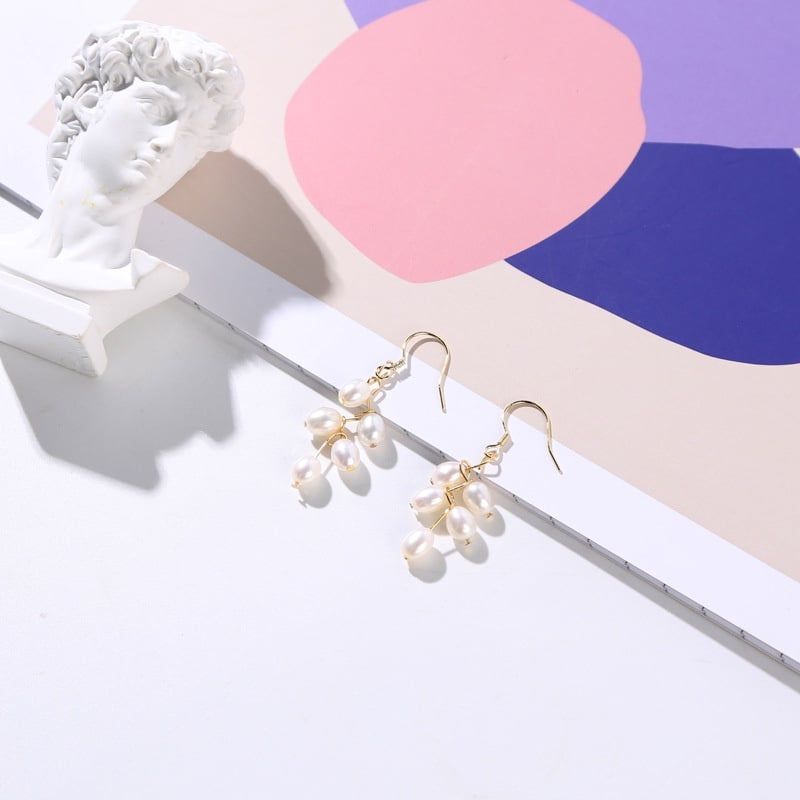 Bông Tai MADAME HIEN PEARLS Bạc 925 Mạ Đính Ngọc Trai Tua Rua Hình Hạt Gạo BTG019