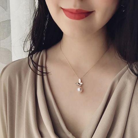 Vòng cổ Bướm Hai Lớp Cánh Mạ Vàng Dày Mặt Bướm Ngọc Trai Nước Ngọt MADAME HIEN PEARL Tươi Tắn Tự Nhiên MN015