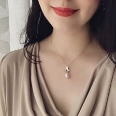 Vòng cổ Bướm Hai Lớp Cánh Mạ Vàng Dày Mặt Bướm Ngọc Trai Nước Ngọt MADAME HIEN PEARL Tươi Tắn Tự Nhiên MN015