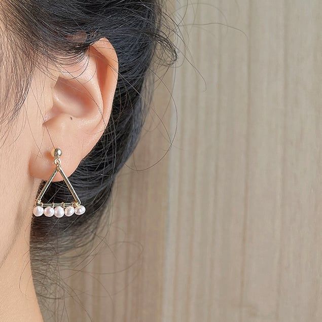 Bông Tai Hình Học Tam Giác Đính Ngọc Trai MADAME HIEN PEARLS Sang Trọng Phong Cách Châu Âu BTT021
