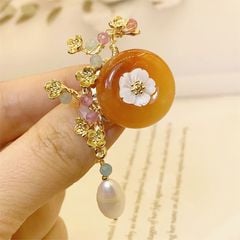 Trâm Cài Áo MADAME HIEN PEARLS Ghim Cài Hình Hoa Đào Đính Hạt Trai Tự Nhiên Phối Tua PKC004