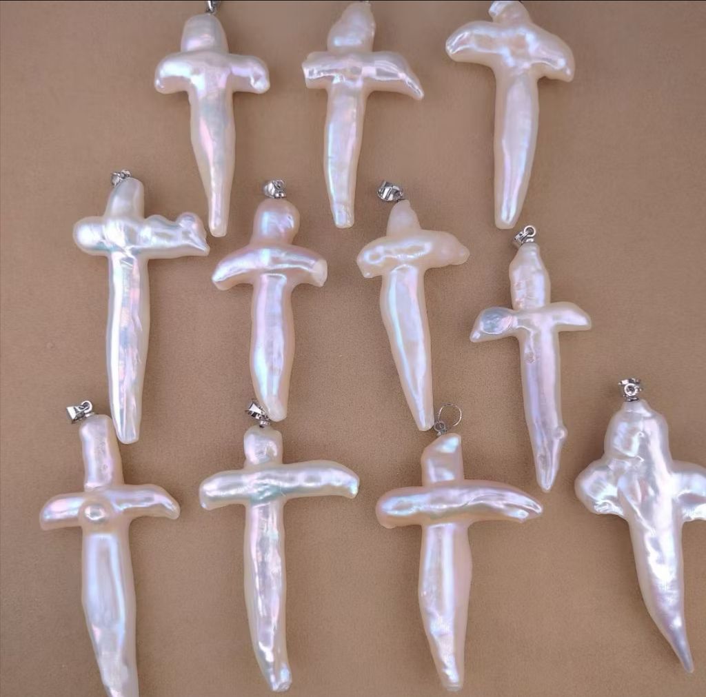 Mặt Dây Chuyền Ngọc Trai Nước Ngọt Hình Chữ Thập Thánh Giá Baroque Tự Nhiên MADAME HIEN PEARL MB011