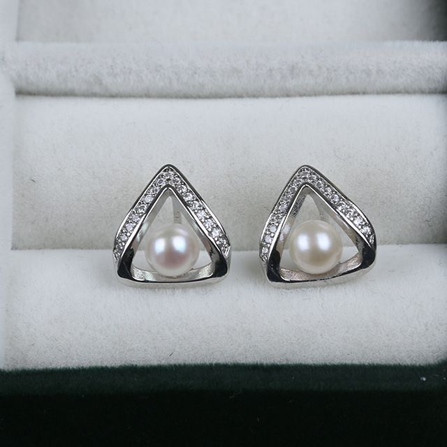Bông Tai Ngọc Trai MADAME HIEN PEARLS Hình Học Tam Giác Đính Đá sang trọng BTN003