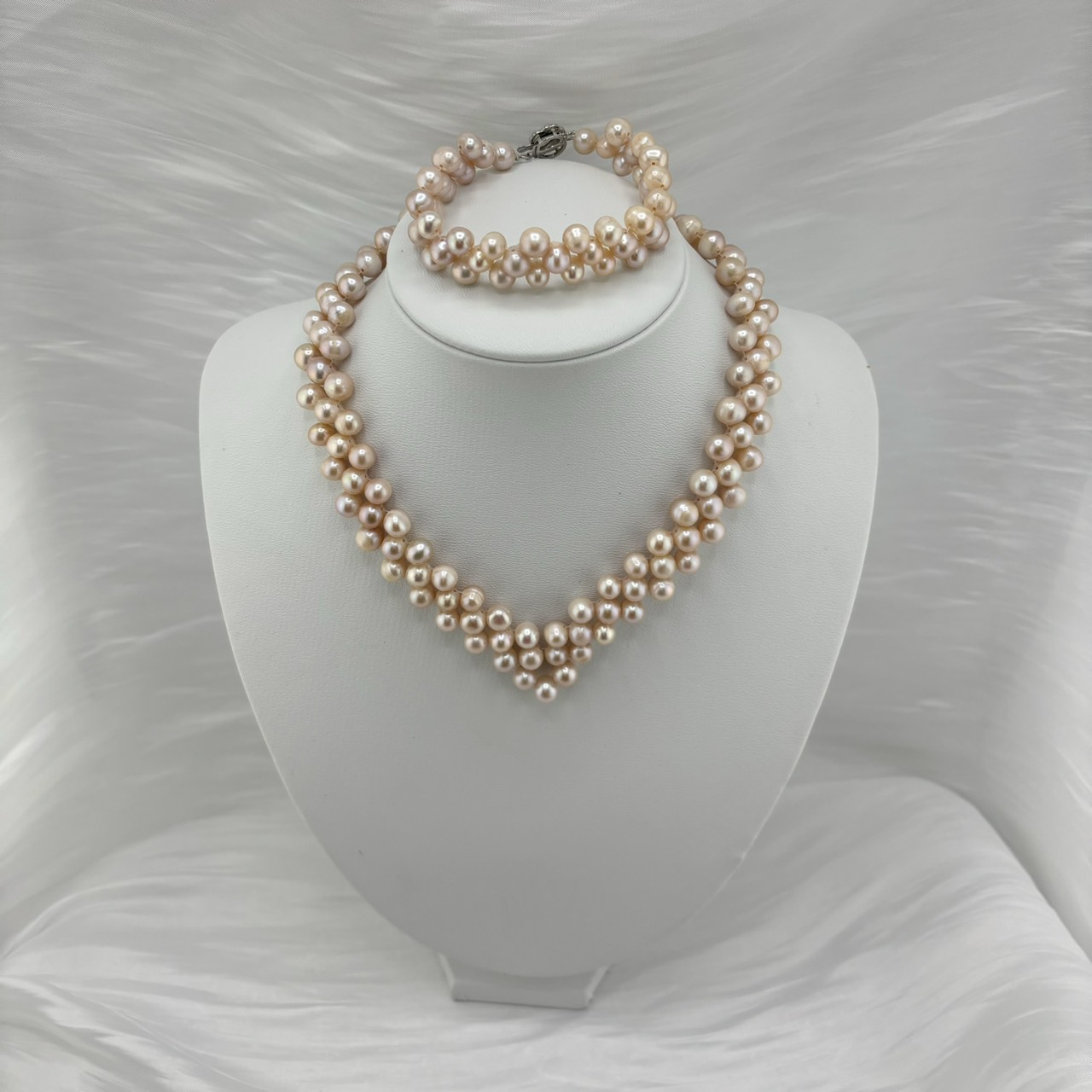 Set Bộ Trang Sức Ngọc Trai Bện 3 Lớp Gồm Vòng cổ Choker + Vòng Tay MADAME HIEN PEARLS SCT007