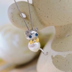 Mặt Dây Chuyền Chú Mèo Đeo Nơ Đính Ngọc Trai Tự Nhiên Đáng Yêu MADAME HIEN PEARLS MT038