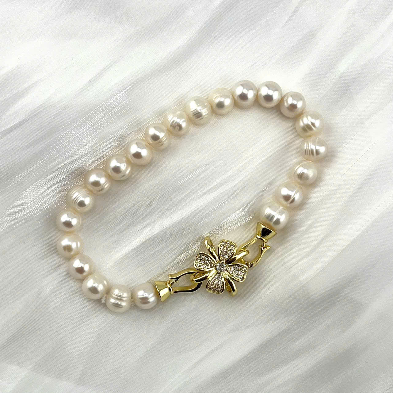 Vòng Tay Ngọc Trai Trắng Tự Nhiên 8-9mm Mặt Hoa 4 Cánh Camellia MADAME HIEN PEARLS Sang Trọng Cho Nữ VTT095TR