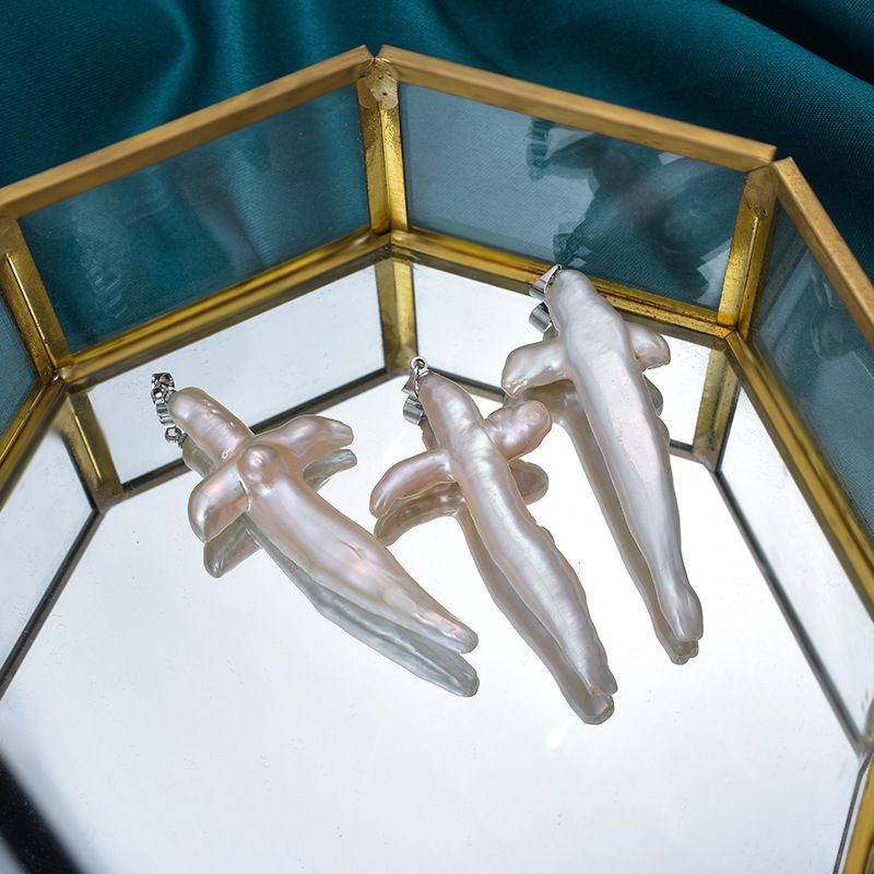 Mặt Dây Chuyền Ngọc Trai Nước Ngọt Hình Chữ Thập Thánh Giá Baroque Tự Nhiên MADAME HIEN PEARL MB011