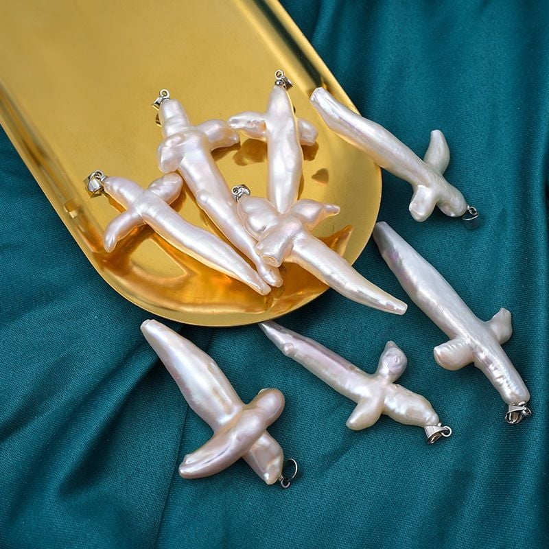 Mặt Dây Chuyền Ngọc Trai Nước Ngọt Hình Chữ Thập Thánh Giá Baroque Tự Nhiên MADAME HIEN PEARL MB011