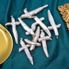 Mặt Dây Chuyền Ngọc Trai Nước Ngọt Hình Chữ Thập Thánh Giá Baroque Tự Nhiên MADAME HIEN PEARL MB011