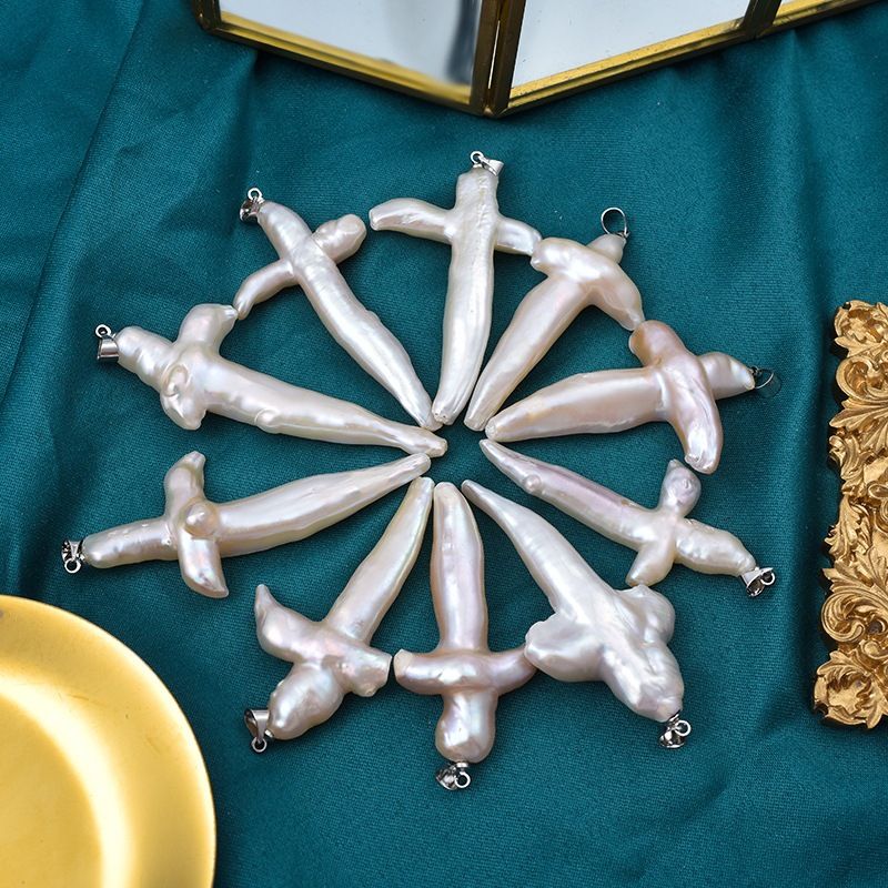 Mặt Dây Chuyền Ngọc Trai Nước Ngọt Hình Chữ Thập Thánh Giá Baroque Tự Nhiên MADAME HIEN PEARL MB011