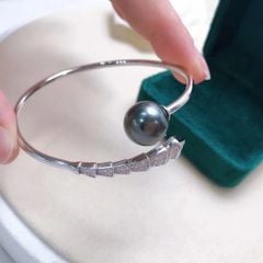 Vòng Tay Còng Cứng Đính Ngọc Trai Đen Tròn Cao Cấp Thiết Kế Mở Freesize MADAME HIEN PEARLS Thời Trang Nữ  VTT059D