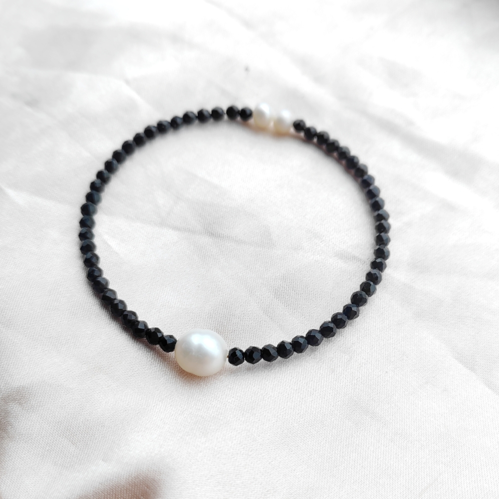Vòng Tay Pha Lê Đen Mặt 1 Hạt Ngọc Trai Oval Tự Nhiên Kiểu Còng Cứng MADAME HIEN PEARLS Unisex Nam Nữ Freesize VTG032