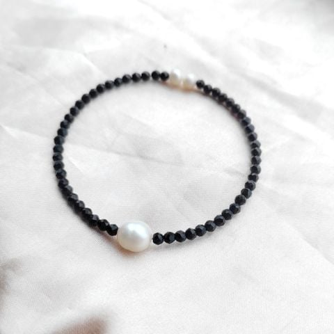 Vòng Tay Pha Lê Đen Mặt 1 Hạt Ngọc Trai Oval Tự Nhiên Kiểu Còng Cứng MADAME HIEN PEARLS Unisex Nam Nữ Freesize VTG032