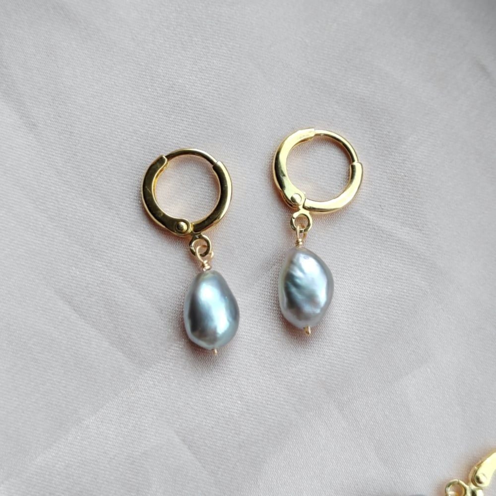 Bông Tai Ngọc Trai Baroque Xám Khoá Tròn MADAME HIEN PEARLS Dễ Thương Cho Nữ BTB098