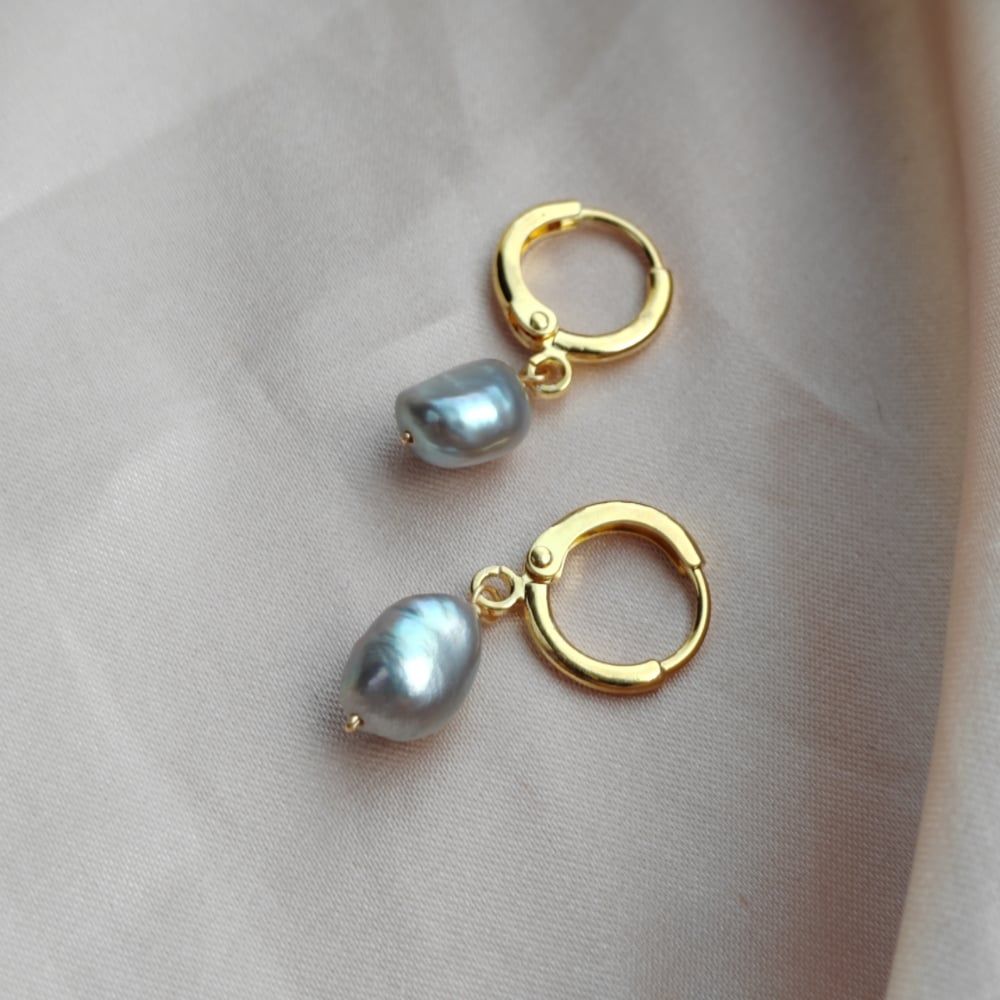 Bông Tai Ngọc Trai Baroque Xám Khoá Tròn MADAME HIEN PEARLS Dễ Thương Cho Nữ BTB098
